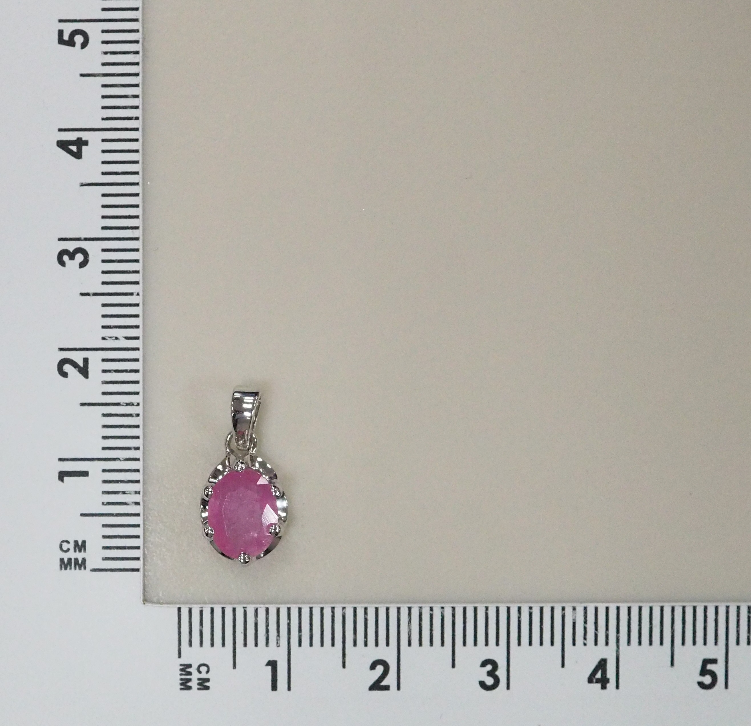 Серебряная подвеска с розовым сапфиром